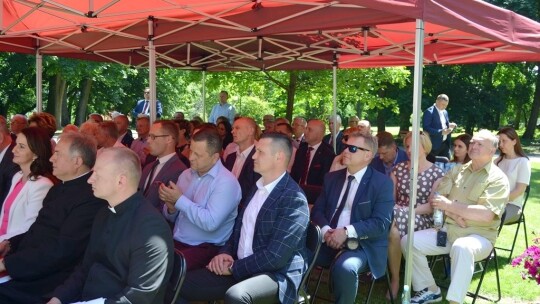 Tablica na 10. rocznicę wizyty prezydenta Kaczyńskiego Tablica na 10. rocznicę wizyty prezydenta Kaczyńskiego