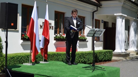 Tablica na 10. rocznicę wizyty prezydenta Kaczyńskiego Tablica na 10. rocznicę wizyty prezydenta Kaczyńskiego