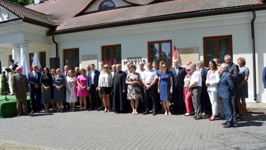 Tablica na 10. rocznicę wizyty prezydenta Kaczyńskiego Tablica na 10. rocznicę wizyty prezydenta Kaczyńskiego
