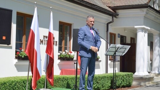 Tablica na 10. rocznicę wizyty prezydenta Kaczyńskiego Tablica na 10. rocznicę wizyty prezydenta Kaczyńskiego