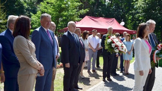 Tablica na 10. rocznicę wizyty prezydenta Kaczyńskiego Tablica na 10. rocznicę wizyty prezydenta Kaczyńskiego