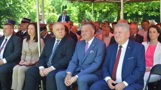 Tablica na 10. rocznicę wizyty prezydenta Kaczyńskiego Tablica na 10. rocznicę wizyty prezydenta Kaczyńskiego