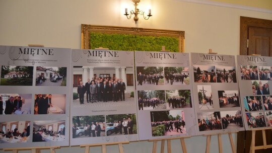 Tablica na 10. rocznicę wizyty prezydenta Kaczyńskiego Tablica na 10. rocznicę wizyty prezydenta Kaczyńskiego