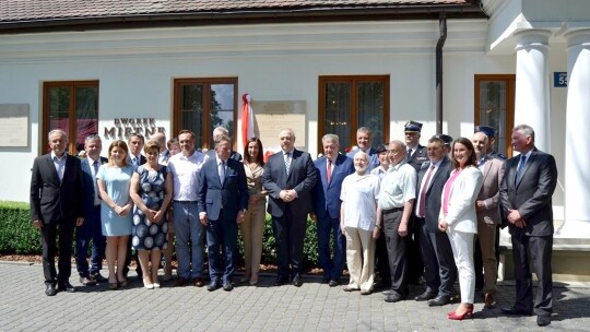 Tablica na 10. rocznicę wizyty prezydenta Kaczyńskiego Tablica na 10. rocznicę wizyty prezydenta Kaczyńskiego