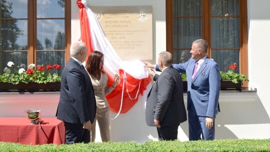 Tablica na 10. rocznicę wizyty prezydenta Kaczyńskiego Tablica na 10. rocznicę wizyty prezydenta Kaczyńskiego