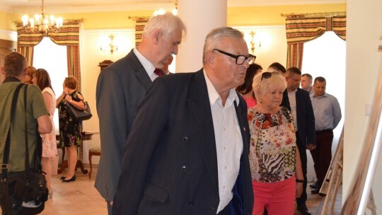 Tablica na 10. rocznicę wizyty prezydenta Kaczyńskiego Tablica na 10. rocznicę wizyty prezydenta Kaczyńskiego