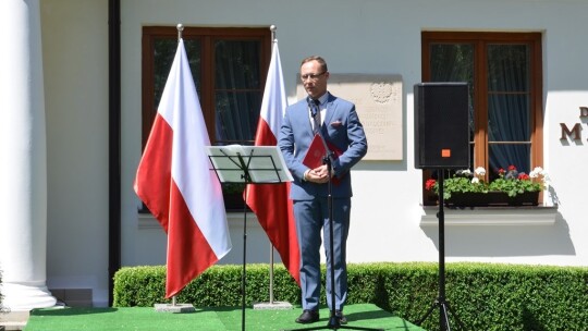 Tablica na 10. rocznicę wizyty prezydenta Kaczyńskiego Tablica na 10. rocznicę wizyty prezydenta Kaczyńskiego