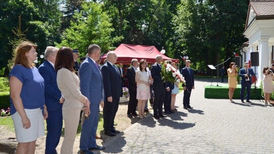 Tablica na 10. rocznicę wizyty prezydenta Kaczyńskiego Tablica na 10. rocznicę wizyty prezydenta Kaczyńskiego