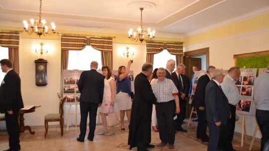 Tablica na 10. rocznicę wizyty prezydenta Kaczyńskiego Tablica na 10. rocznicę wizyty prezydenta Kaczyńskiego