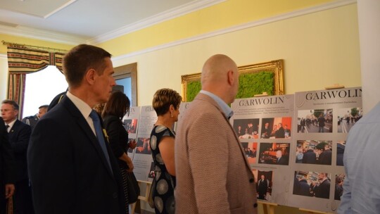 Tablica na 10. rocznicę wizyty prezydenta Kaczyńskiego Tablica na 10. rocznicę wizyty prezydenta Kaczyńskiego