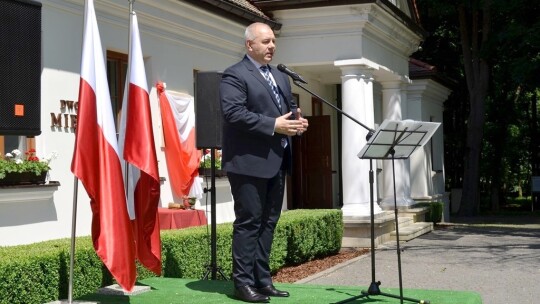 Tablica na 10. rocznicę wizyty prezydenta Kaczyńskiego Tablica na 10. rocznicę wizyty prezydenta Kaczyńskiego