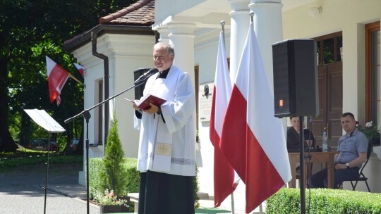 Tablica na 10. rocznicę wizyty prezydenta Kaczyńskiego Tablica na 10. rocznicę wizyty prezydenta Kaczyńskiego