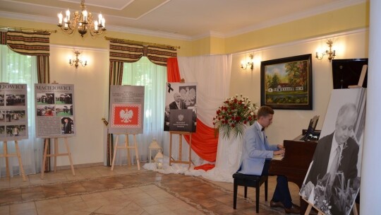 Tablica na 10. rocznicę wizyty prezydenta Kaczyńskiego Tablica na 10. rocznicę wizyty prezydenta Kaczyńskiego