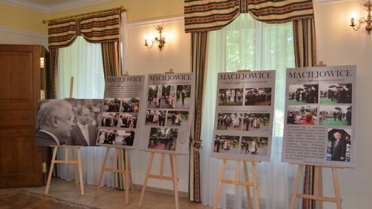 Tablica na 10. rocznicę wizyty prezydenta Kaczyńskiego Tablica na 10. rocznicę wizyty prezydenta Kaczyńskiego