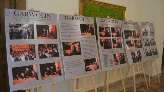 Tablica na 10. rocznicę wizyty prezydenta Kaczyńskiego Tablica na 10. rocznicę wizyty prezydenta Kaczyńskiego