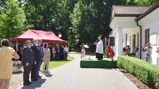 Tablica na 10. rocznicę wizyty prezydenta Kaczyńskiego Tablica na 10. rocznicę wizyty prezydenta Kaczyńskiego