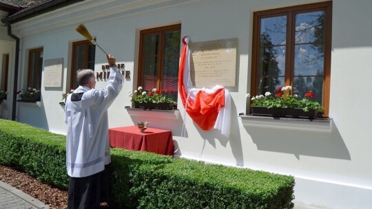 Tablica na 10. rocznicę wizyty prezydenta Kaczyńskiego Tablica na 10. rocznicę wizyty prezydenta Kaczyńskiego