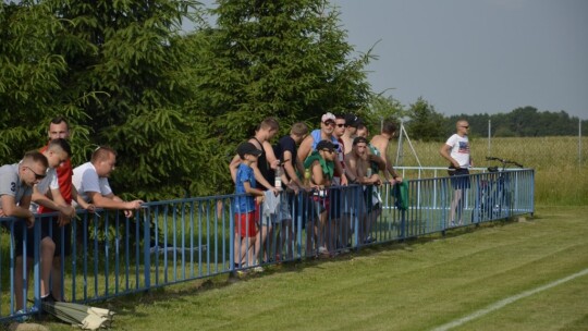 Wilga wygrywa derby i zostaje w IV lidze!