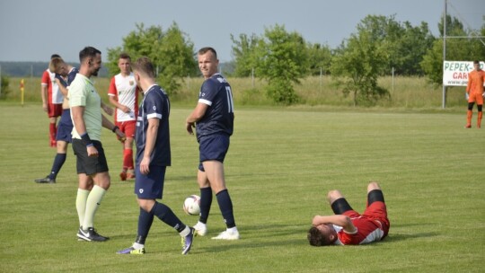 Wilga wygrywa derby i zostaje w IV lidze!