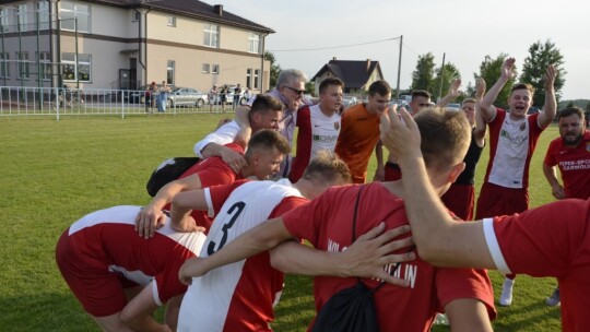 Wilga wygrywa derby i zostaje w IV lidze!