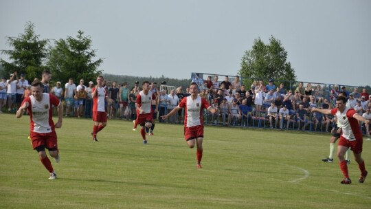 Wilga wygrywa derby i zostaje w IV lidze!