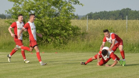 Wilga wygrywa derby i zostaje w IV lidze!