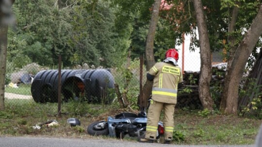 Motorower uderzył w drzewo. Śmigłowiec zabrał poszkodowanego