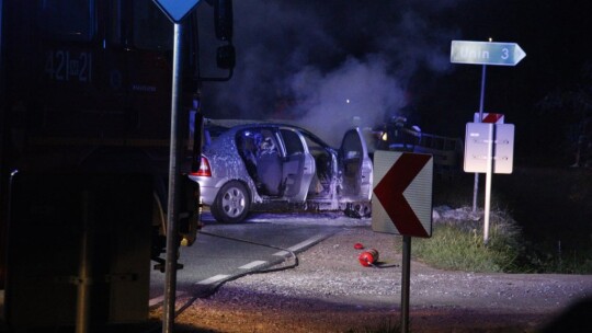 Wypadek w Głoskowie. Samochody w ogniu