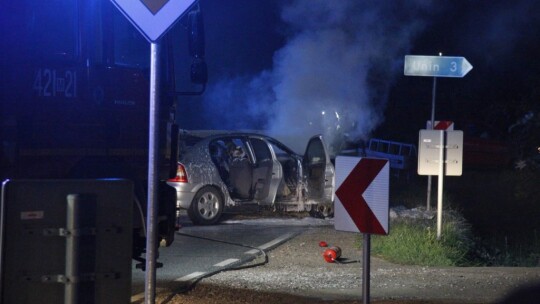 Wypadek w Głoskowie. Samochody w ogniu