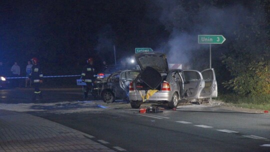 Wypadek w Głoskowie. Samochody w ogniu