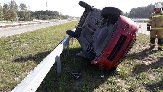 Uderzył w bariery ochronne na S17