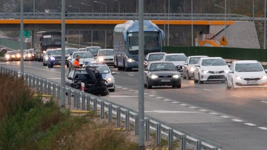 Zasnął i uderzył w bariery na S17