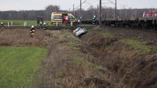 Samochód wjechał pod pociąg towarowy