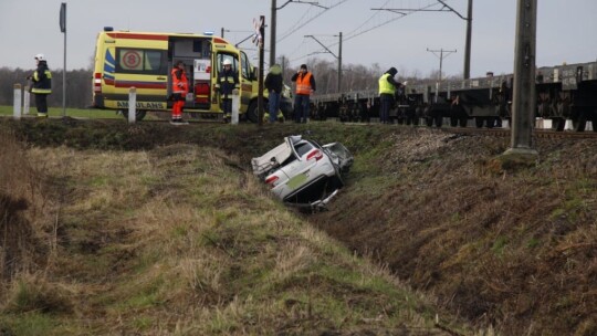 Samochód wjechał pod pociąg towarowy