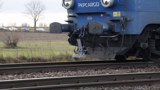 Samochód wjechał pod pociąg towarowy