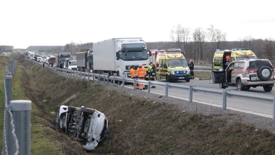 Wypadek na S17 z udziałem trzech aut