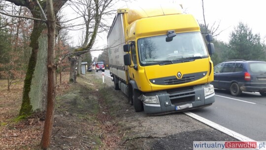 Zderzenie osobówki z ciężarówką