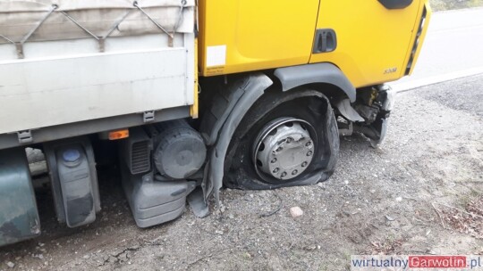 Zderzenie osobówki z ciężarówką