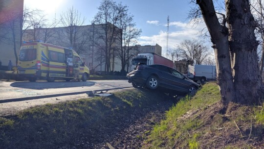 Bus najechał na tył peugeota