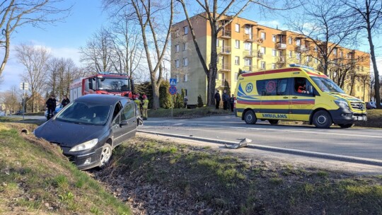 Bus najechał na tył peugeota