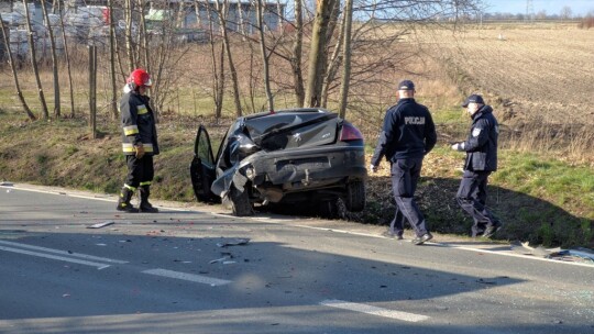 Bus najechał na tył peugeota