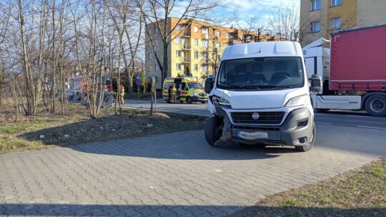 Bus najechał na tył peugeota