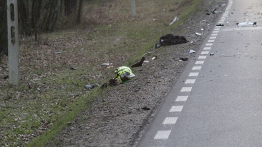 Motocykl wpadł pod tira. Kierowca zmarł w szpitalu