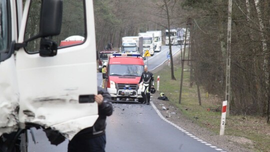 Motocykl wpadł pod tira. Kierowca zmarł w szpitalu