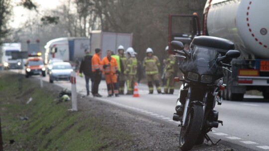 Motocykl wpadł pod tira. Kierowca zmarł w szpitalu