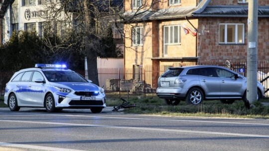 Potrącenie rowerzysty. Policjanci sprawdzają, czy nie złamano ograniczeń