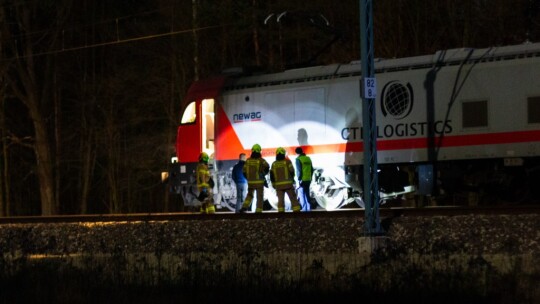 Zginął pod kołami pociągu. Policja ustala jego tożsamość