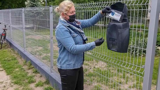 Gm. Łaskarzew: Pierwsze maseczki trafiają do mieszkańców