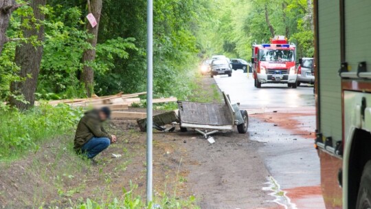 Przyczepka odczepiła się samochodu i uderzyła w inne auto