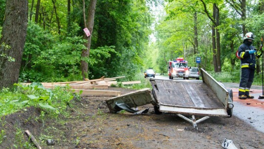 Przyczepka odczepiła się samochodu i uderzyła w inne auto